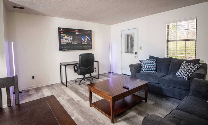 New Castle Apartamento | The Birmingham Getaway in a Quiet Area