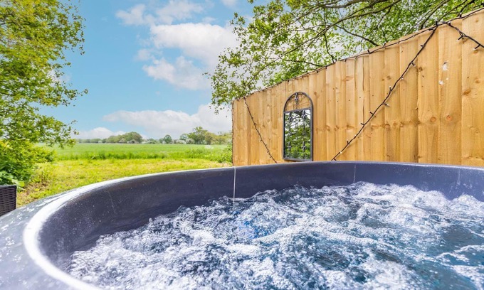 Thetford Cabina | The Bishy Barney Bee - Norfolk Holiday Properties