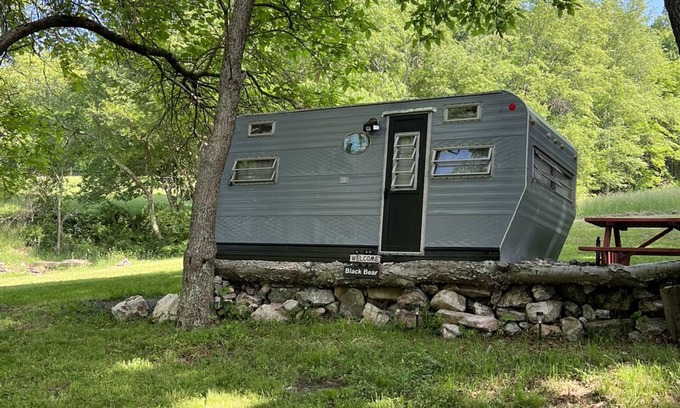 Gap Mills Alquiler De RV | The Black Bear Vintage Camper