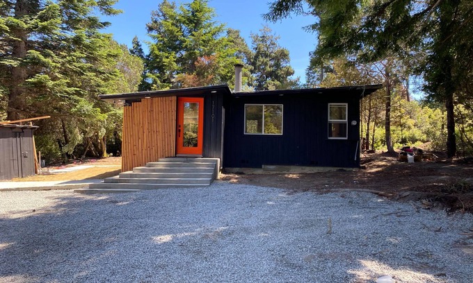 Fort Bragg Cabina | The Black Cabin, spacious, secluded and tranquil.