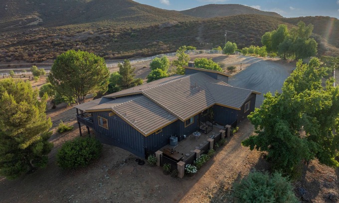 Temecula Cabina | The Black Mountain Cabin/Welcoming Temecula. Pet Friendly! Nature + Wine