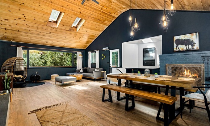 Hacienda Cabina | The Black Sheep: AirCond, 12ft MovieScreen, HotTub