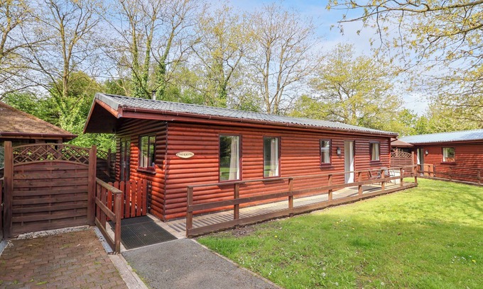 Saint Asaph Cabaña | THE BLACKTAIL, pet friendly, with hot tub in St Asaph