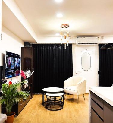 Viman Nagar Apartamento | The Blackwood Studio