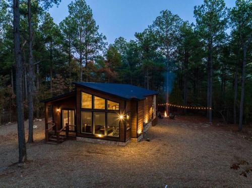 Pickens Casa | The Blaylock Cabin, 2 King, Hot Tub, Pet Friendly!