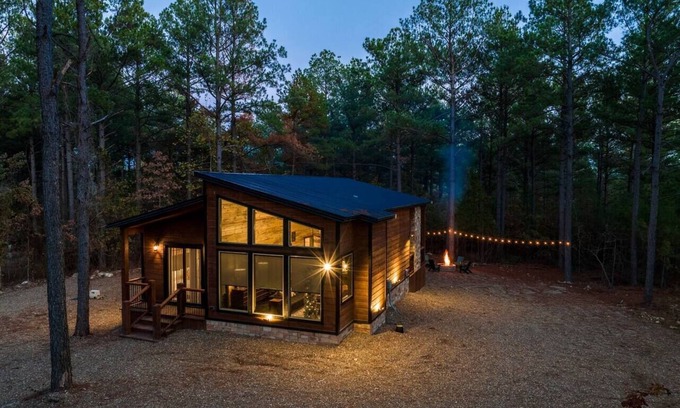 Pickens Cabina | The Blaylock Cabin, 2 King, Hot Tub, Pet Friendly!
