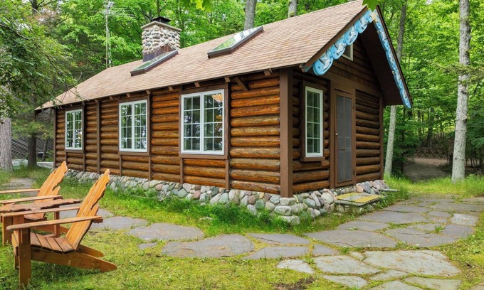 Harbor Springs Cabina | The Blissful Cabin - A cozy one-bedroom cabin with a fireplace.
