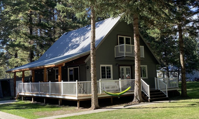 Lincoln Casa | The BLL Cabin with 4 kings and 1 full bed in town.