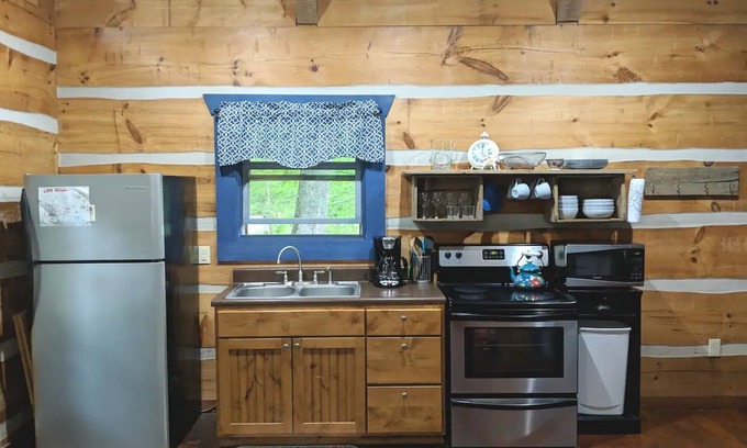 Waynesville Cabina | The Blue Bird Suite at Hawthorn Haven- Upper Level