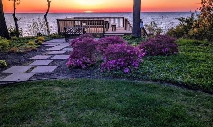 Riverside Casa | The Blue Heron on Lake Michigan, private beach, hot tub and fireplace