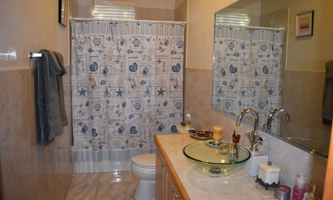 Gambier Apartamento | The Blue Oasis 242 - A beautiful, private, clean escape!