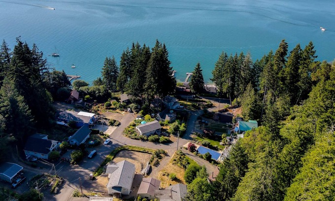 Belfair Casa | The Blue Pelican: 2-BR Views of Hood Canal