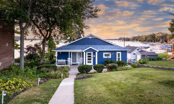 Fox Lake Apartamento | The “Blue Sapphire” 3BR/3BA Luxury Lakefront Home on Mineola Bay | Stunning Views on Chain O Lakes