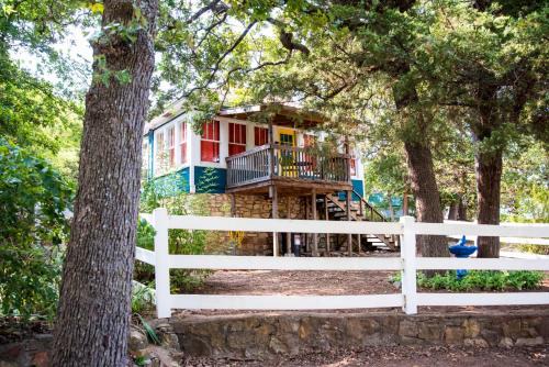 Davis Casa | The Bluebird Cottage Style Cabin with Hot Tub near Turner Falls and Casinos