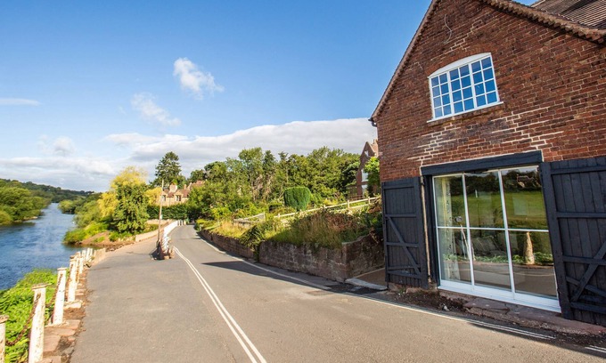 Upper Arley Cabaña | THE BOAT HOUSE, pet friendly, with a garden in Upper Arley