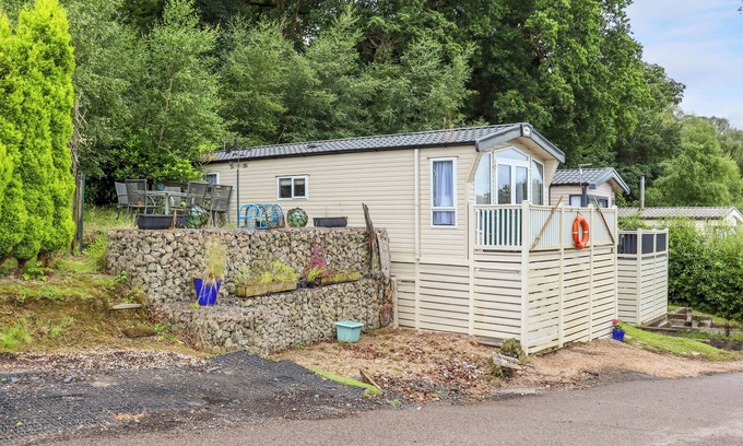 St Leonards-On-Sea Cabaña | THE BOATHOUSE, pet friendly, with pool in St Leonards-On-Sea