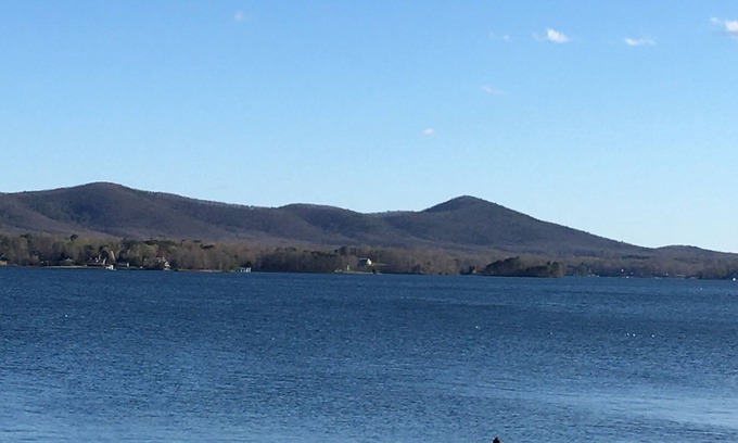 North Shore Condominio | The "Boathouse" at beautiful Smith Mountain Lake
