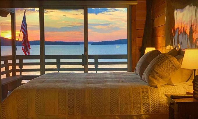 Greenville Cabina | The Boathouse at Moosehead Lake-Lake Front