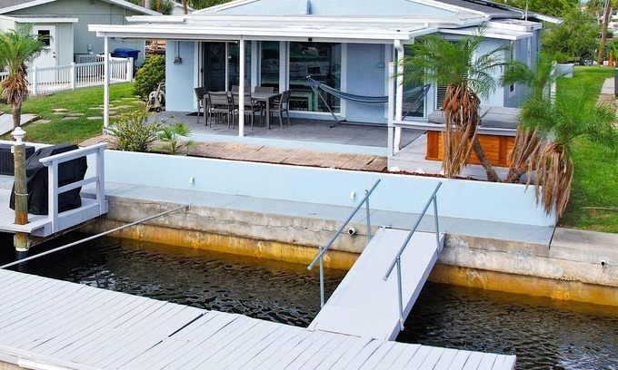 Flor-a-mar Casa | The BoatHouse: Bright Beautiful Home w/ Hot Tub, Kayaks and Boat Dock