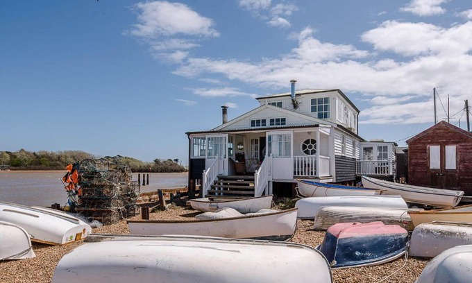 Felixstowe Casa | The Boathouse in Felixstowe Ferry - Stunning Waterfront Property