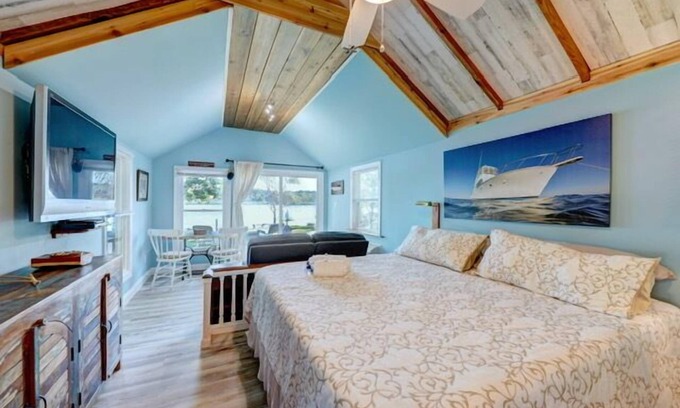 Selbyville Cabaña | The Boathouse on the Creek