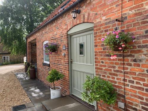 Glentham Casa | The Bolthole barn with wood-fired hot tub