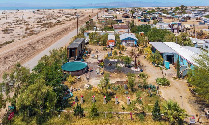 Bombay Beach Casa | The Bombay Beach Institute: Surreal 3BR Art House by the Salton Sea, WiFi & A/C