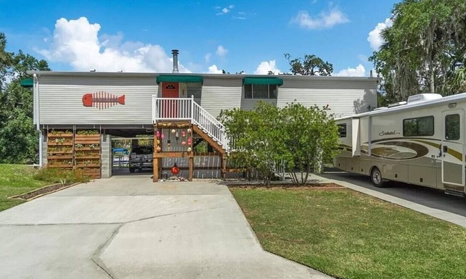 Crystal River Casa | The Bonefish—Mellow Ozello Canal Stilt Home—Kayaks, Dock, King Beds, Gulf Access
