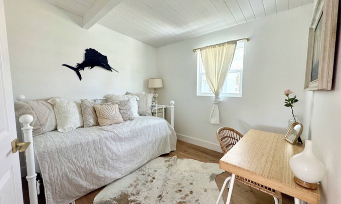 Bonita Shores Cabaña | The Bonita Bitty Cottage -2 bed/1 bath waterfront cottage a mile from the beach!