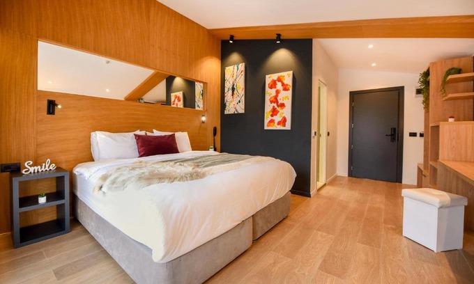 Cioplea Apartamento | THE BOOK KEEPER Relaxed Hotel Room in Predeal