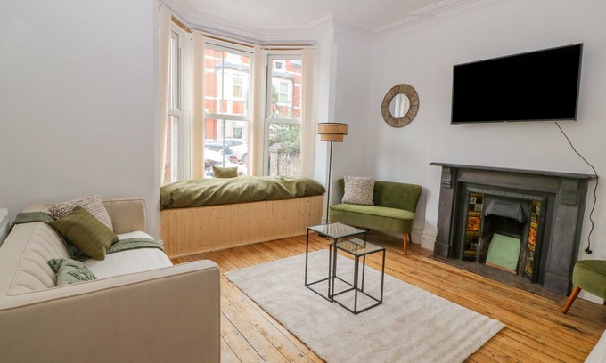 Colwyn Bay Casa | THE BOOKCASE, pet friendly, character holiday cottage in Colwyn Bay