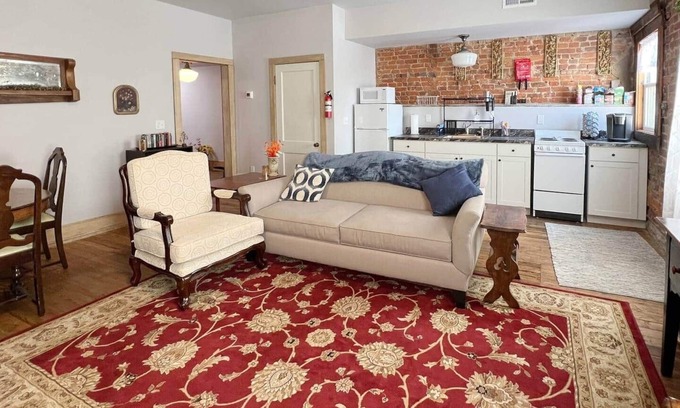 Rolla Apartamento | The Bookend Loft Above Perched above historic Pine Street in downtown Rolla