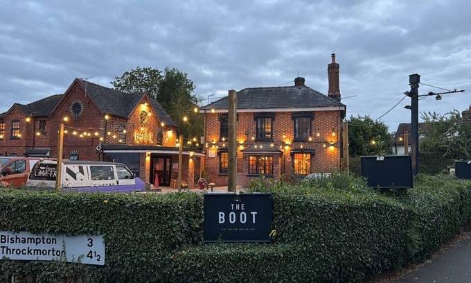 Flyford Flavell Hotel | The Boot Inn