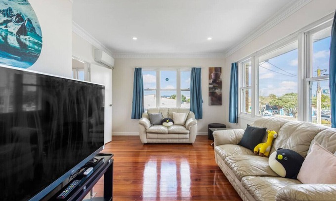 Mount Wellington Casa | The Brickstone Home with Deck and Parking