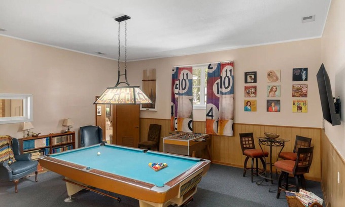 Hattiesburg Casa | The Brady Bunch House: 6 Bedrooms / 4 Bathrooms / Game Room and Screened Porch!