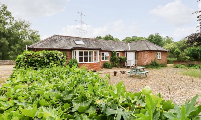 Colchester Cabaña | THE BRAMBLES, pet friendly, character holiday cottage in Polstead