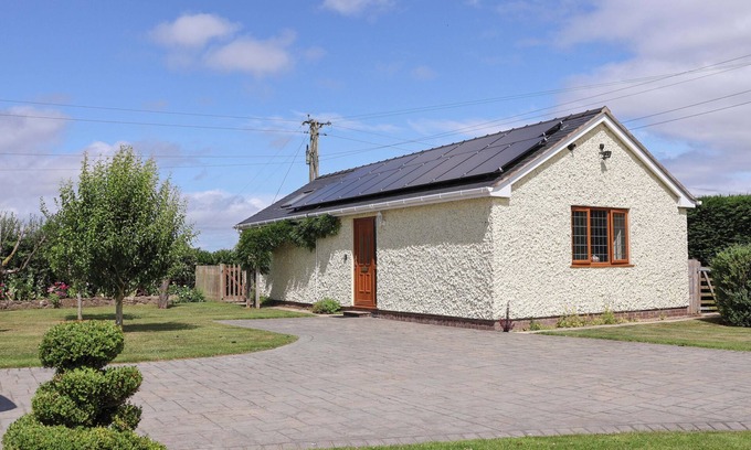 Overton-on-dee Cabaña | THE BRAMBLES, pet friendly, with a garden in Holt, North Wales