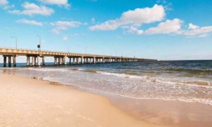 Chic's Beach Casa | The Breeze ⭐️ 3BR Beach Home w/Balcony & King bed