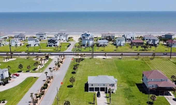 Indian Beach Casa | The breezy House – 5 minute stroll to the beach.