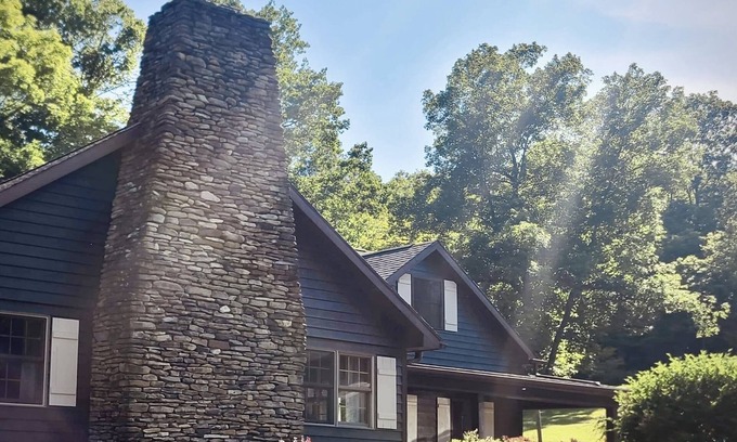 Honeoye Cabina | The Bristol Lodge with hot tub, and game room