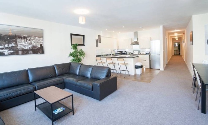 Bristol City Centre Apartamento | The Broadmead Forest - Spacious City Centre 3BDR Apartment