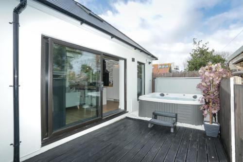 Herne Bay Villa | The Broadway Beach House with Hot tub