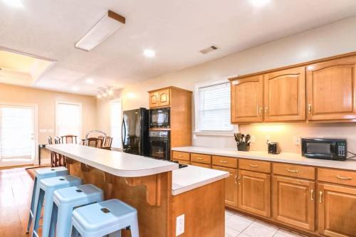 Columbus Casa | The Broadway Bungalow Walk to Riverwalk Dining!