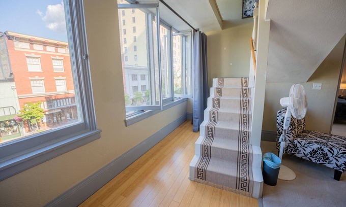 New Tacoma Apartamento | The Broadway Condo