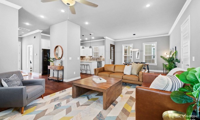 Rogers Casa | The Broadway SLEEPS 10 Near Pleasant Grove