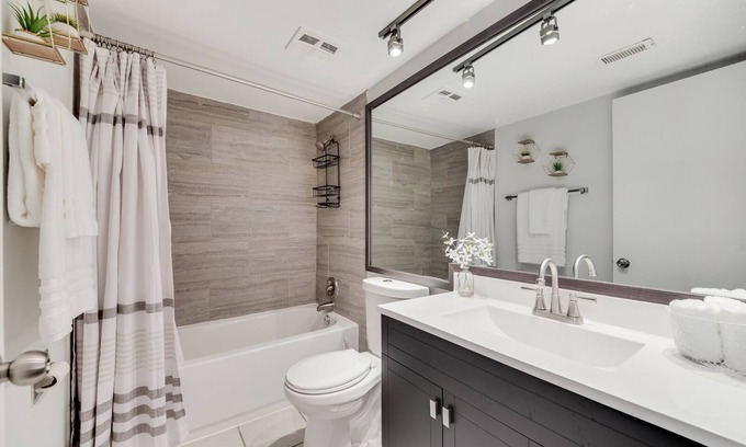 Lansing Condominio | ♛The Broadway Special♛ - 2 Bd/1 Bath Smart-Condo!