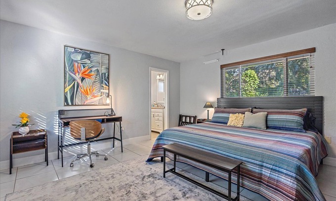 Central Sarasota Cabaña | Cozy Cottage close to everything w/ grill on patio