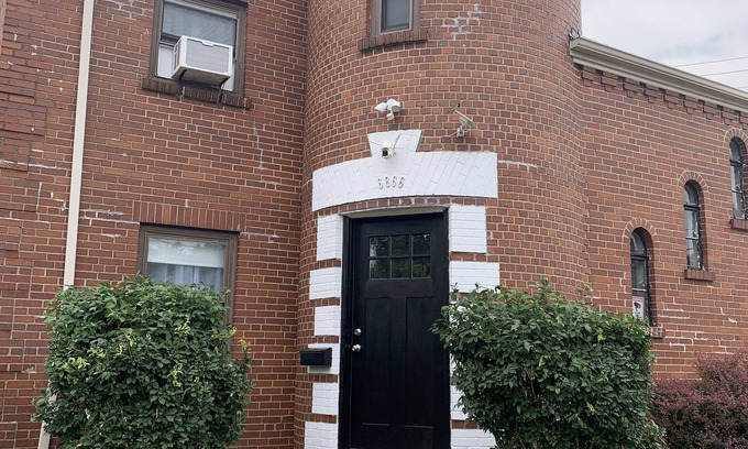 Roselawn Finance Casa | The Brown House with a Turret: a Four Plus Bedroom House in Cincinnati