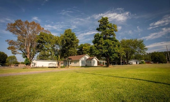 Russellville Cabaña | The Brown Stone Cottage