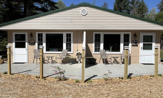 Necedah Apartamento | The Bucks Snort is a cozy studio near Castle Rock Lake in Necedah
